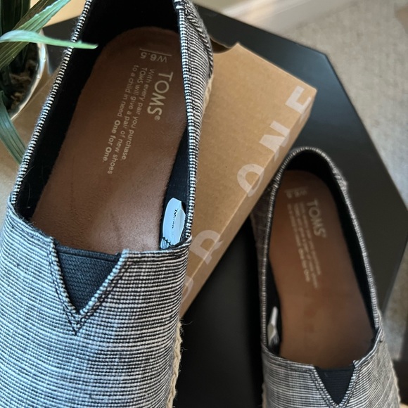 NWOT-Toms Open Toe Espadrilles with Braided Detailing. - Picture 2 of 5